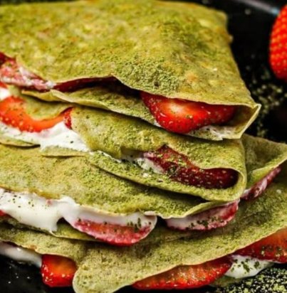 Pistachio crepe with Strawberry & Banana